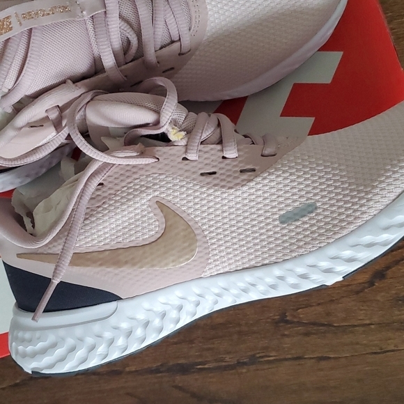 Nwt Nike sneakers size 9 - Picture 3 of 7